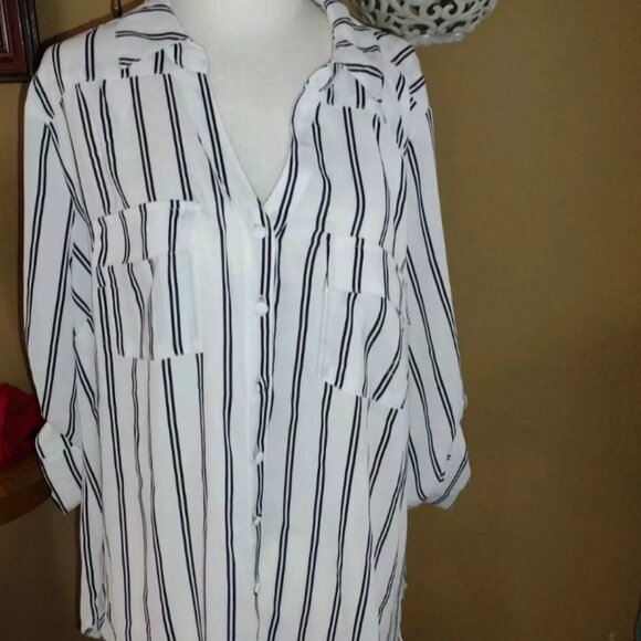 TORRID Ladies Top Black White NWT - Picture 1 of 7